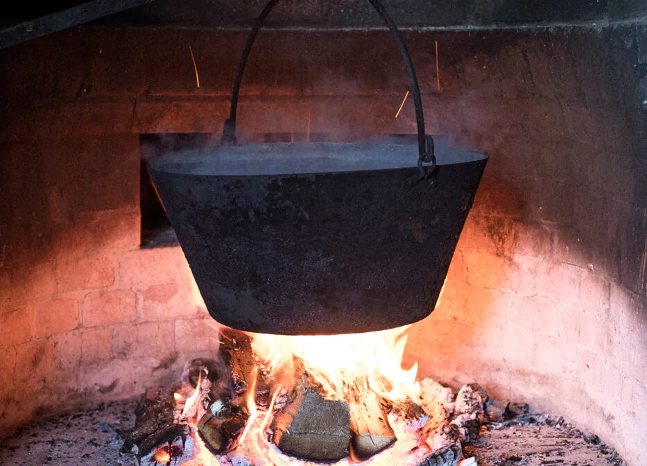 Die Milch wird traditionell auf dem Holzfeuer erhitzt. Der Rauch trägt dabei zum unverkennbaren Geschmack bei.